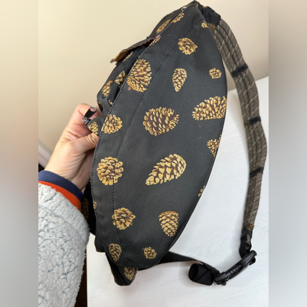 KAVU Original Rope Sling Bag -Black Pinecones - Picture 4 of 10